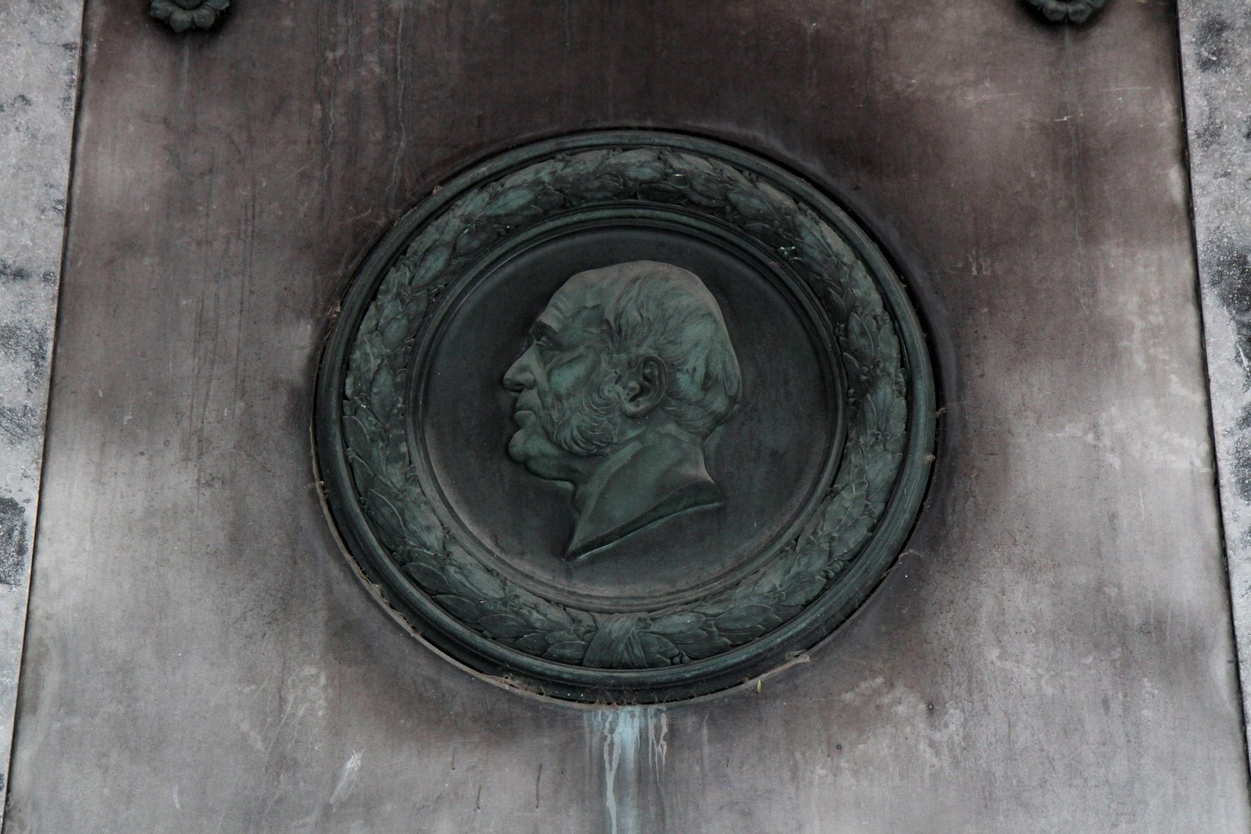 Carl von Rokitansky's tomb, Vienna - 04.JPG